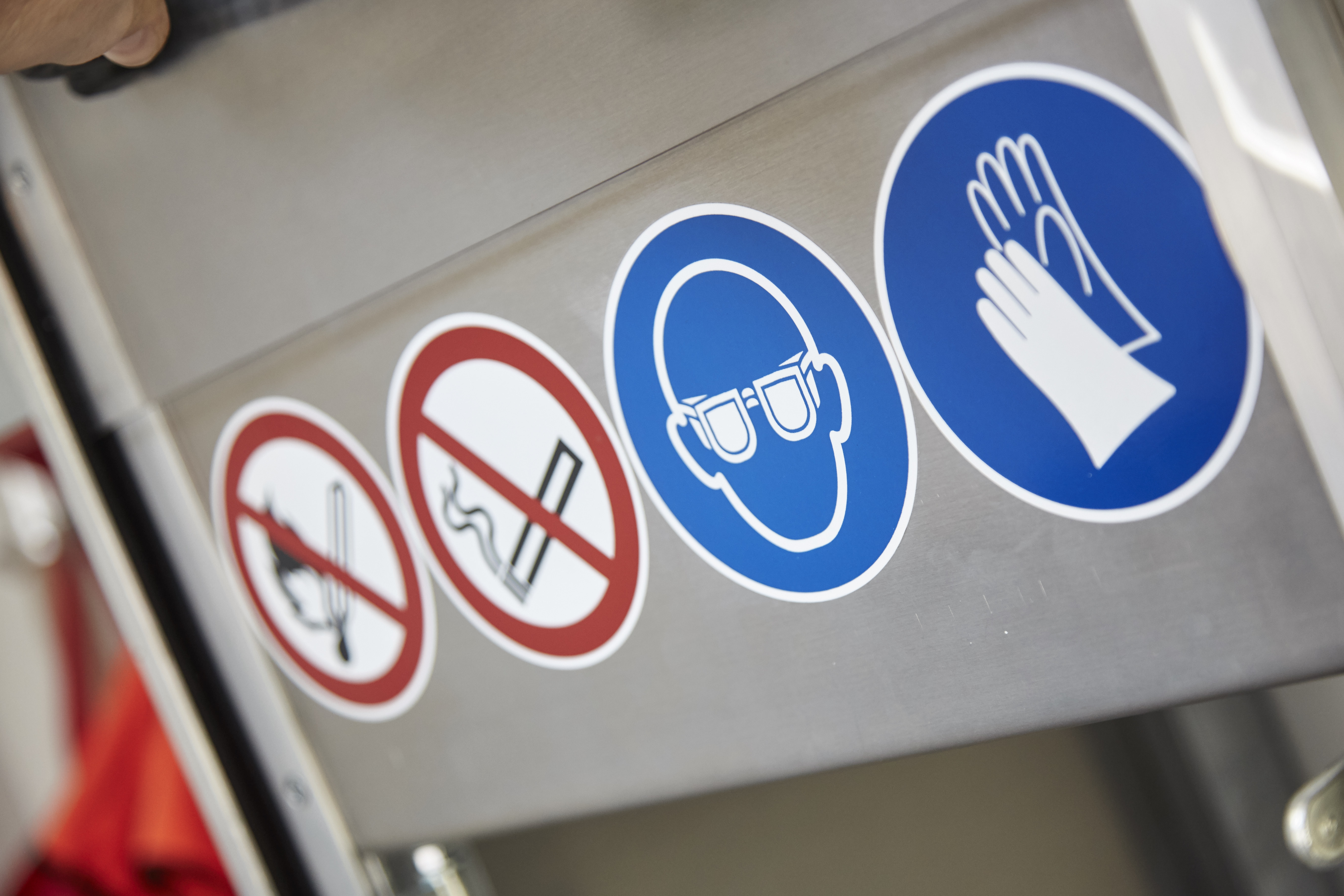 Symbole: Offenes Feuer und Rauchen verboten