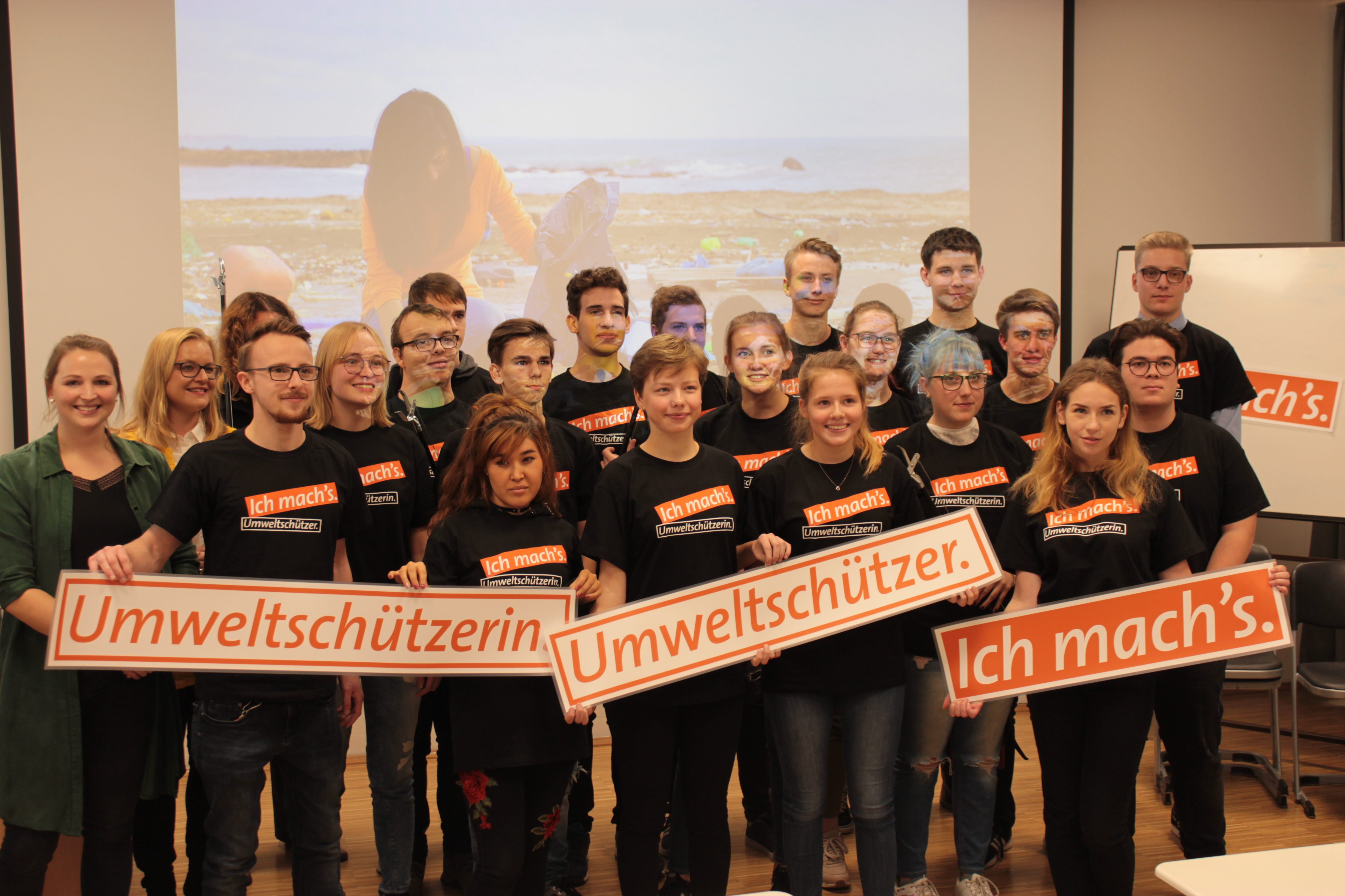 Eine Klasse des Hans-Böckler-Berufskollegs am Pressetermin zur Ausstellung "Meer Verantwortung übernehmen"