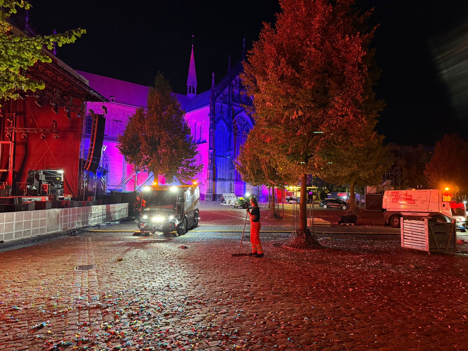 Räumungsarbeiten mit Kehrmaschine am Dom in Münster im Rahmen des NRW-Tags