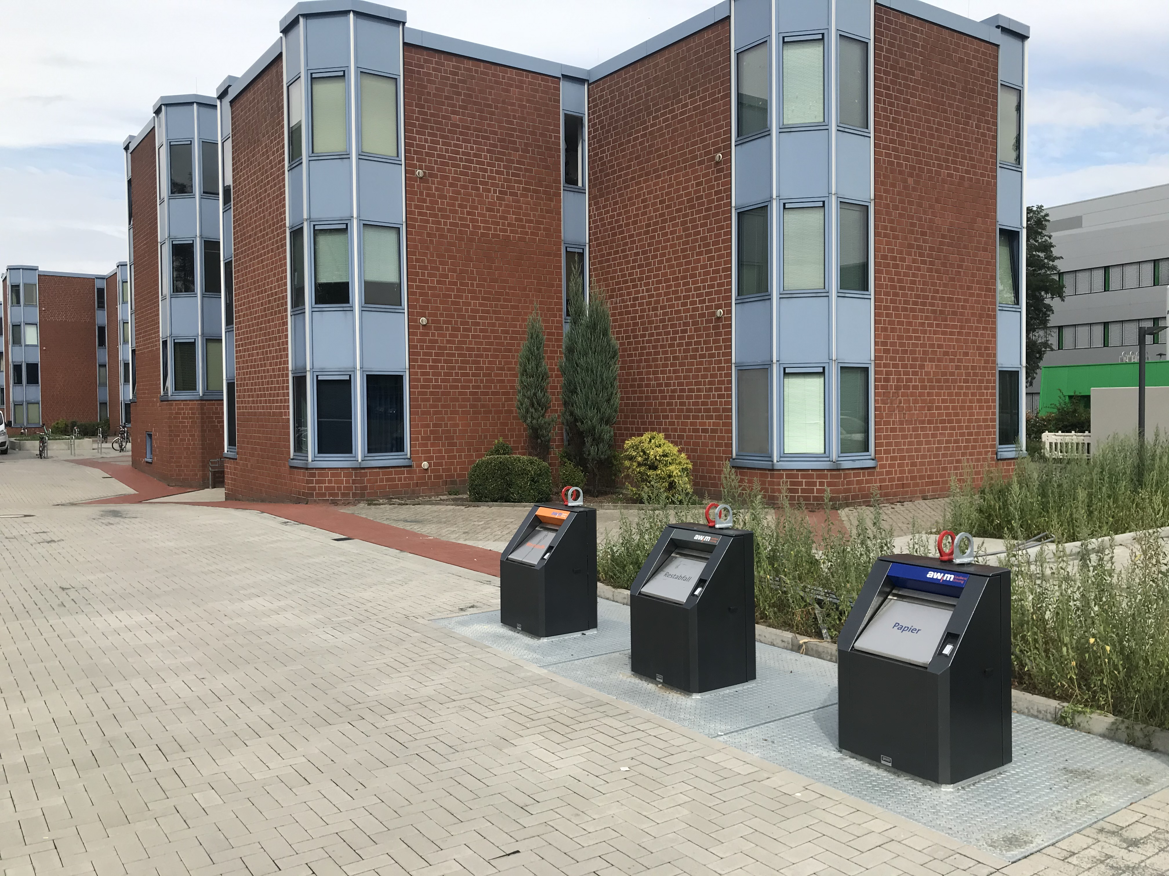 Unterflurcontainer vor einem Gebäude