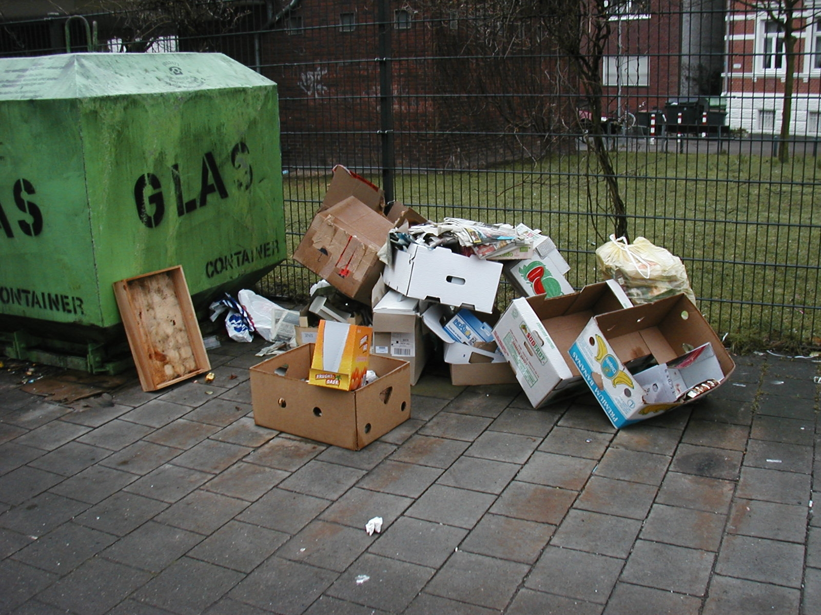 Illegale Abfallablagerung vor Glascontainer
