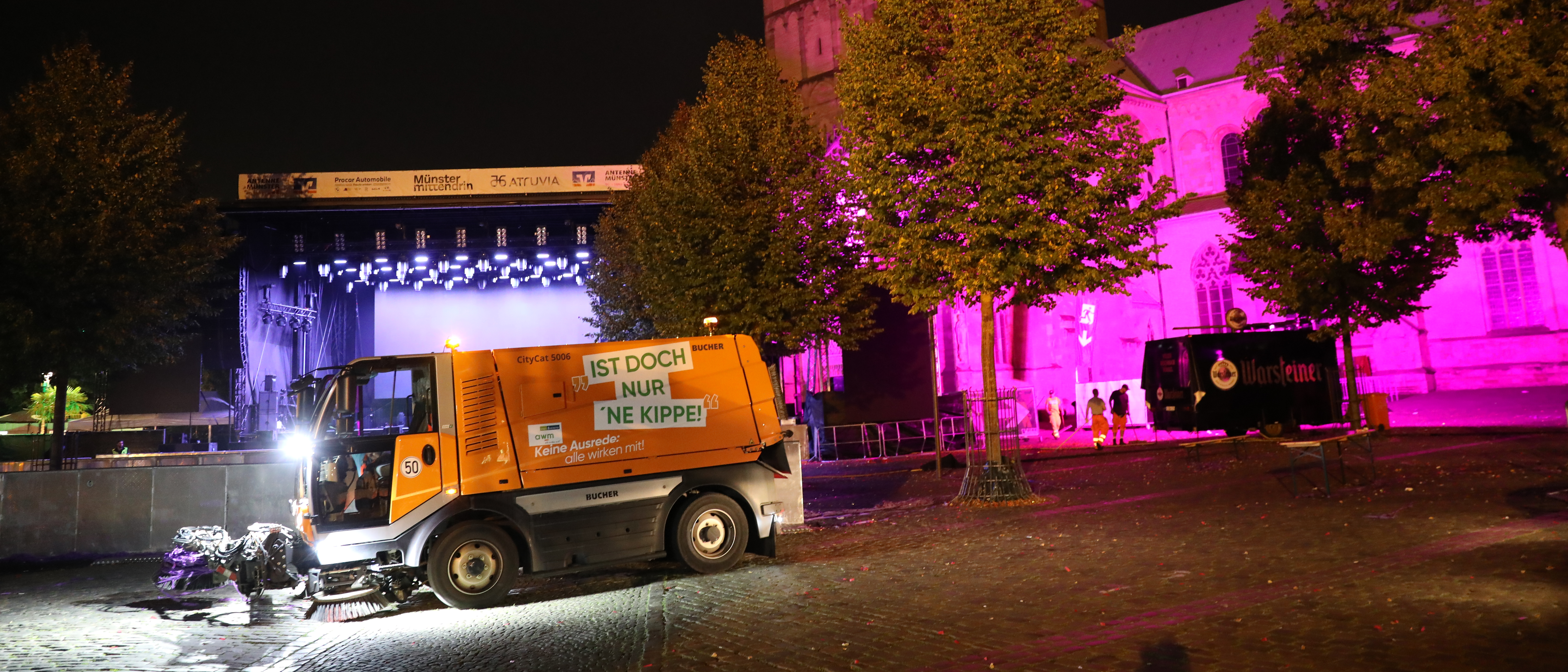 Ein Abfallfahrzeug in der Nacht vor der Bühne auf dem Domplatz