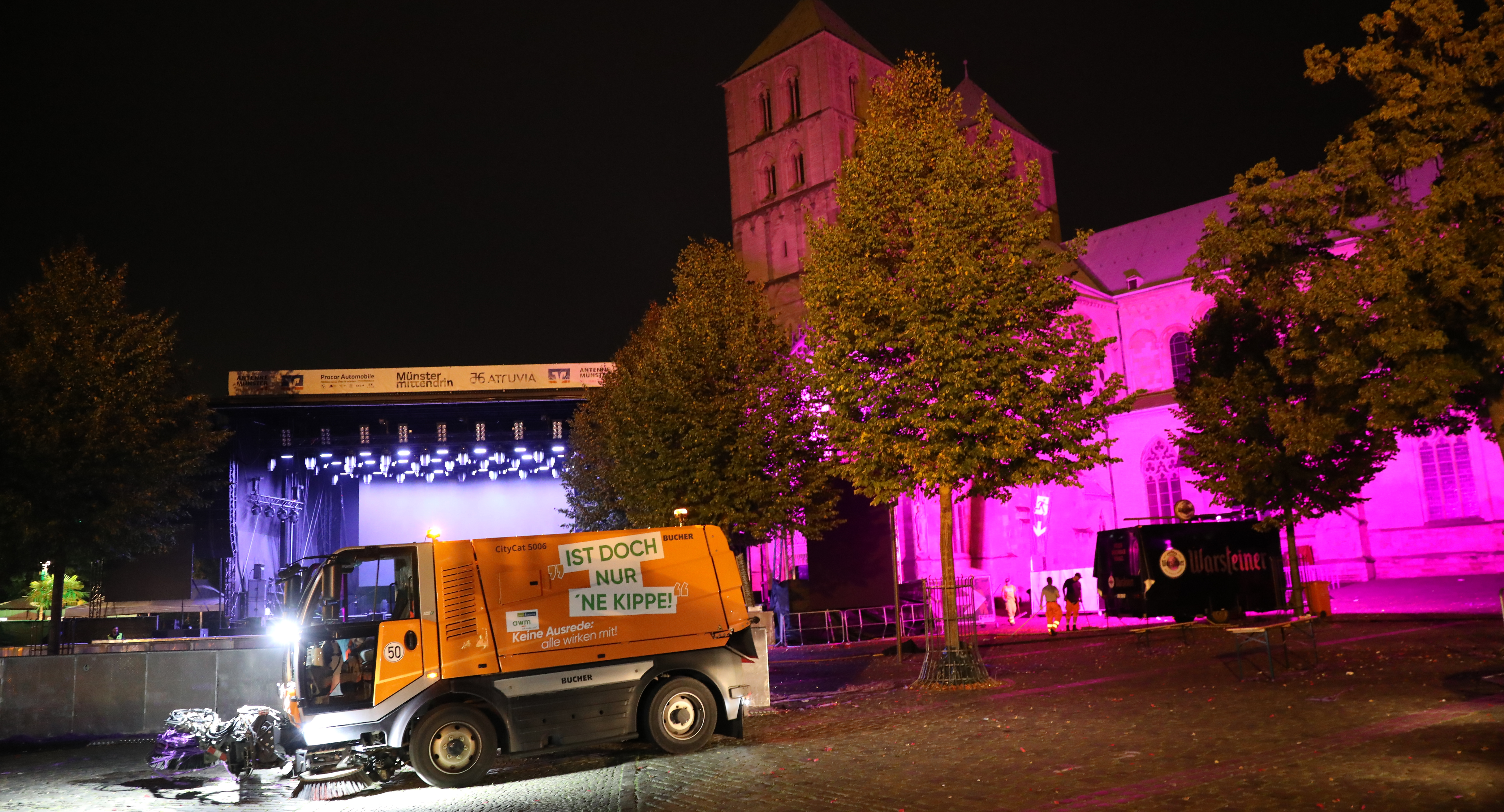 Ein Abfallfahrzeug in der Nacht vor der Bühne auf dem Domplatz