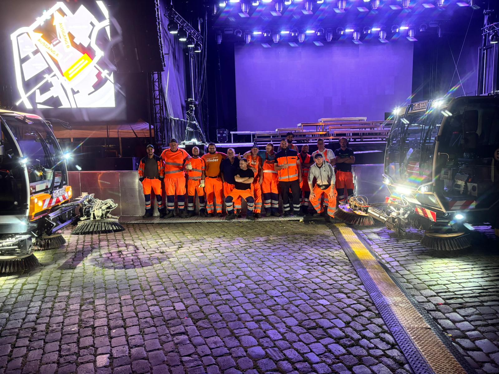 Team Stadtreinigung vor der Stadtfest-Bühne