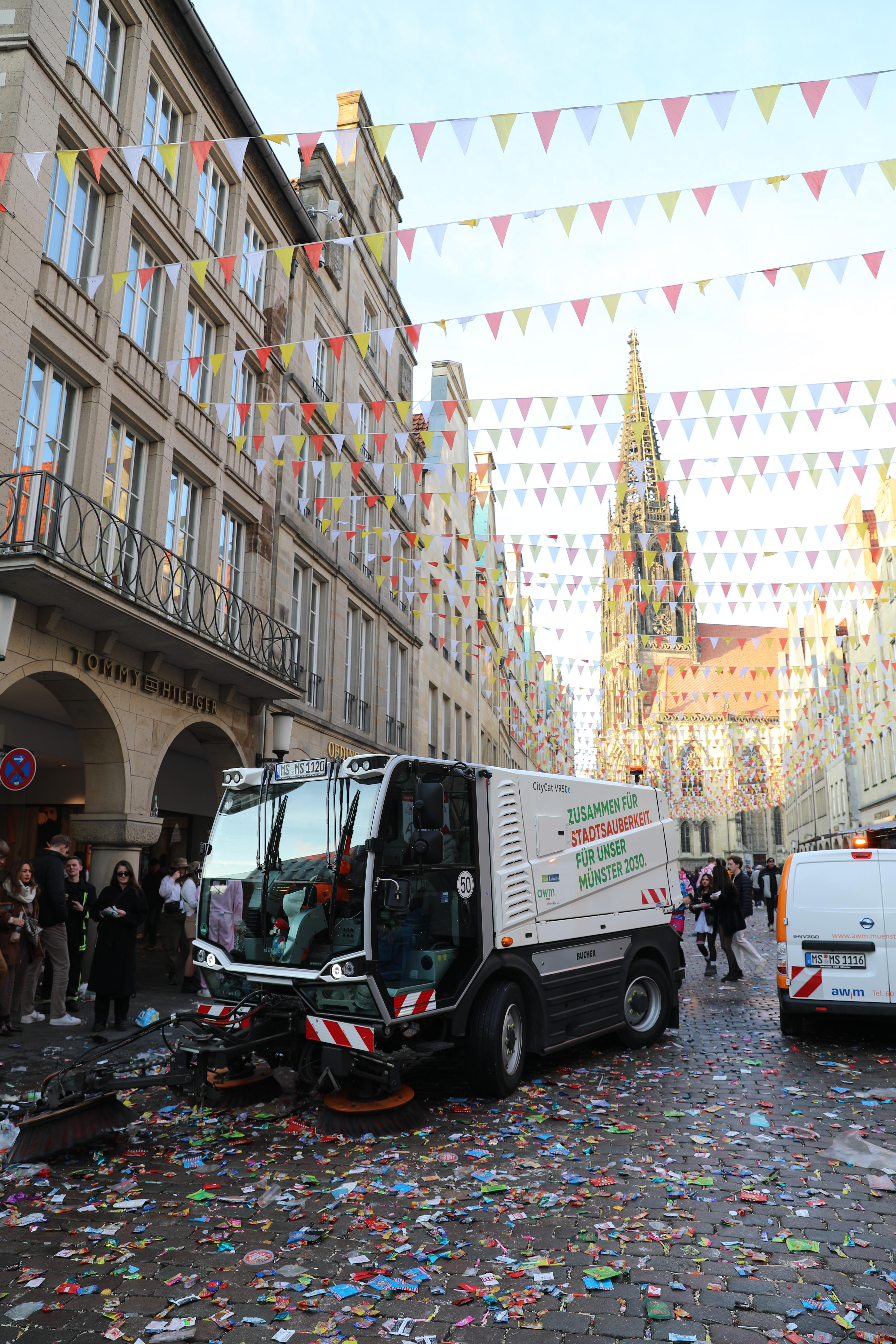 Ein Abfallfahrzeug an Rosenmontag auf dem Prinzipalmarkt