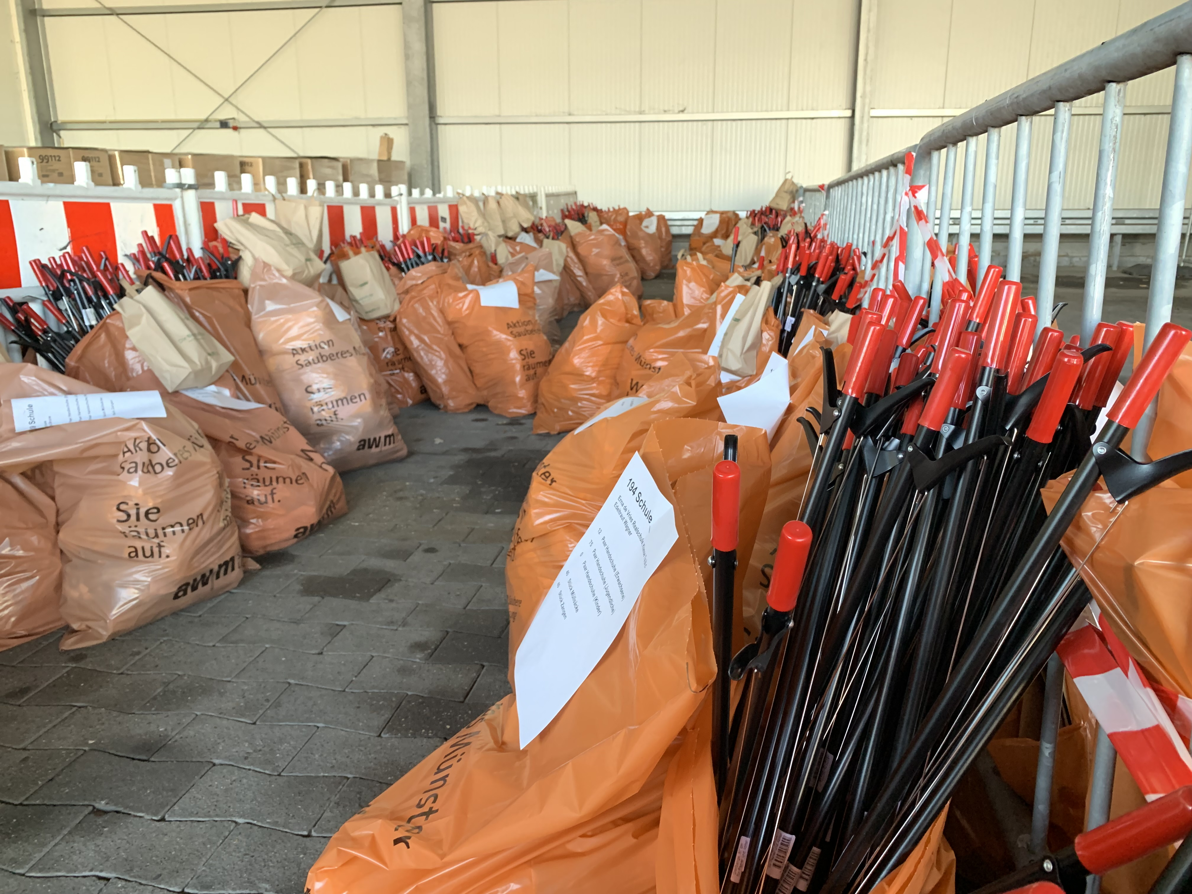 Sammelzangen und Abfallsäcke