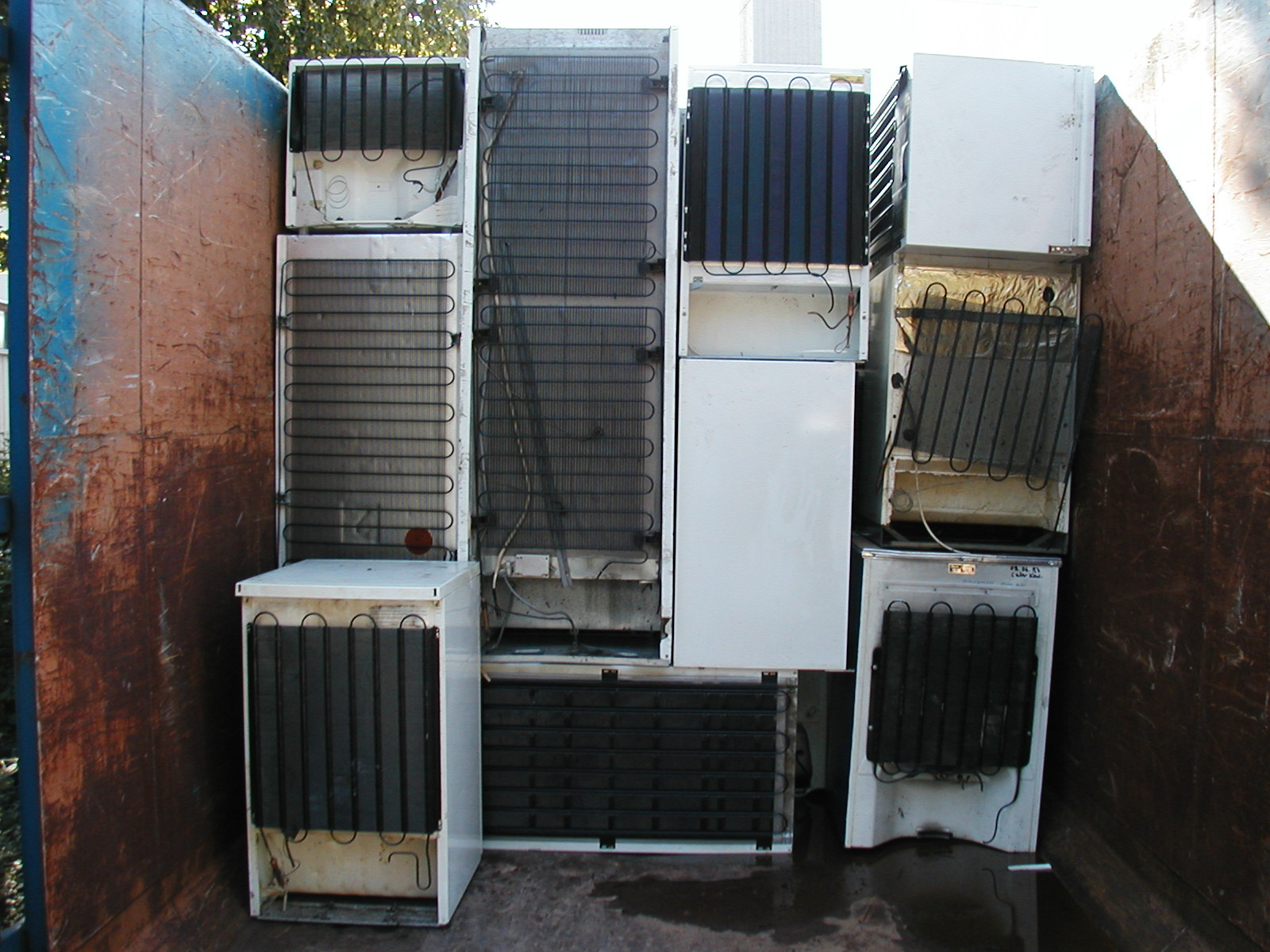 Alte Kühlschränke in einem Container