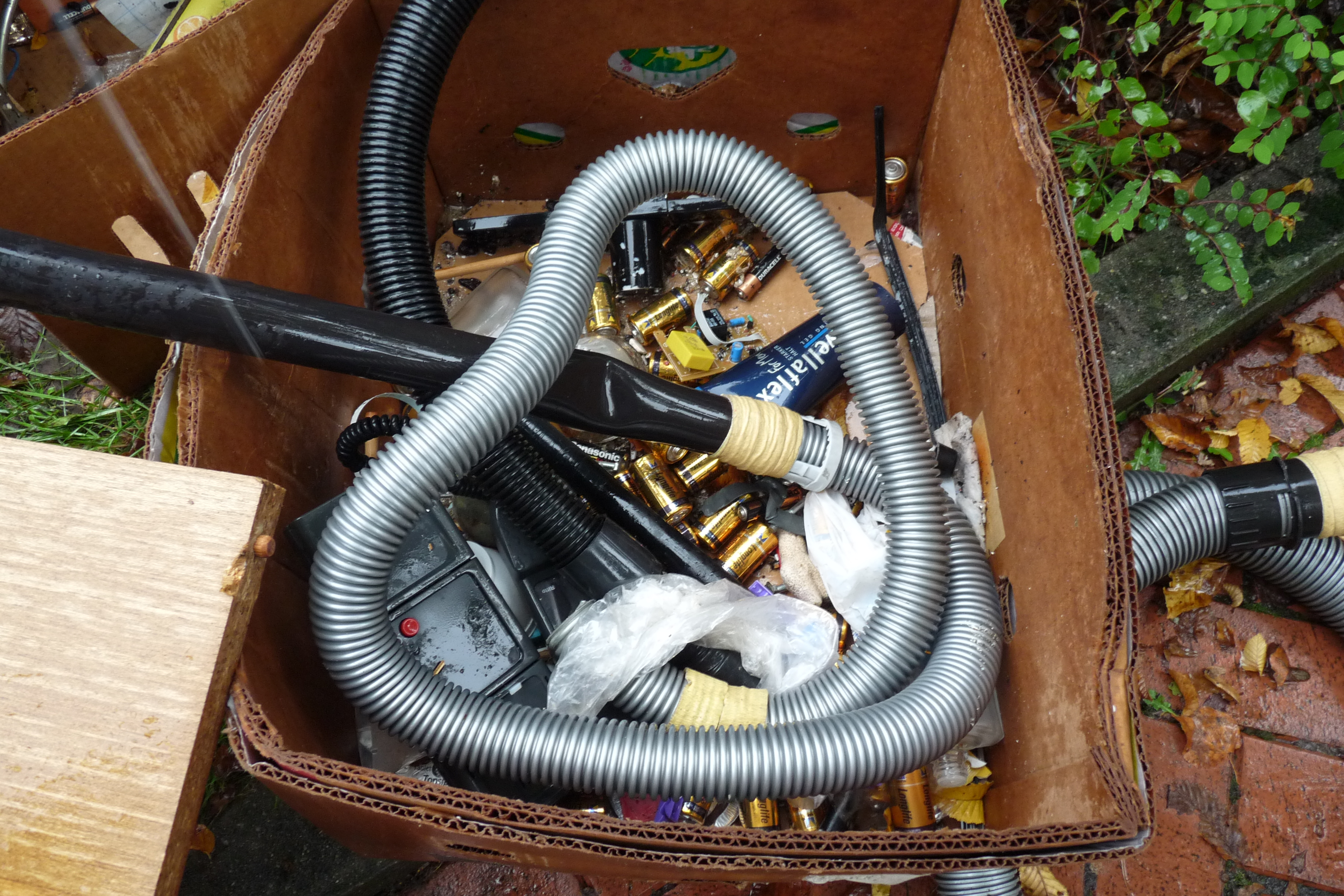 Illegale Abfallablagerung im Karton