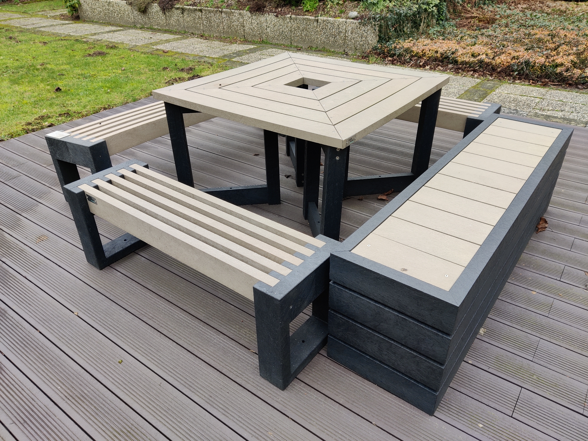 Bänke aus Kunststoffgranulat aus recycelten Materialien