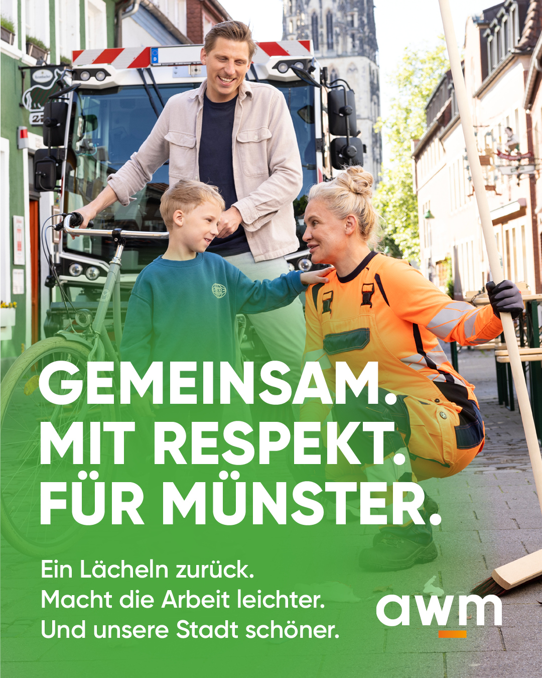 Plakat weist auf die Kampagne hin: Ein junge, ein Mann der Müllabfuhr und ein Mann mit Fahrrad stehen zusammen. 