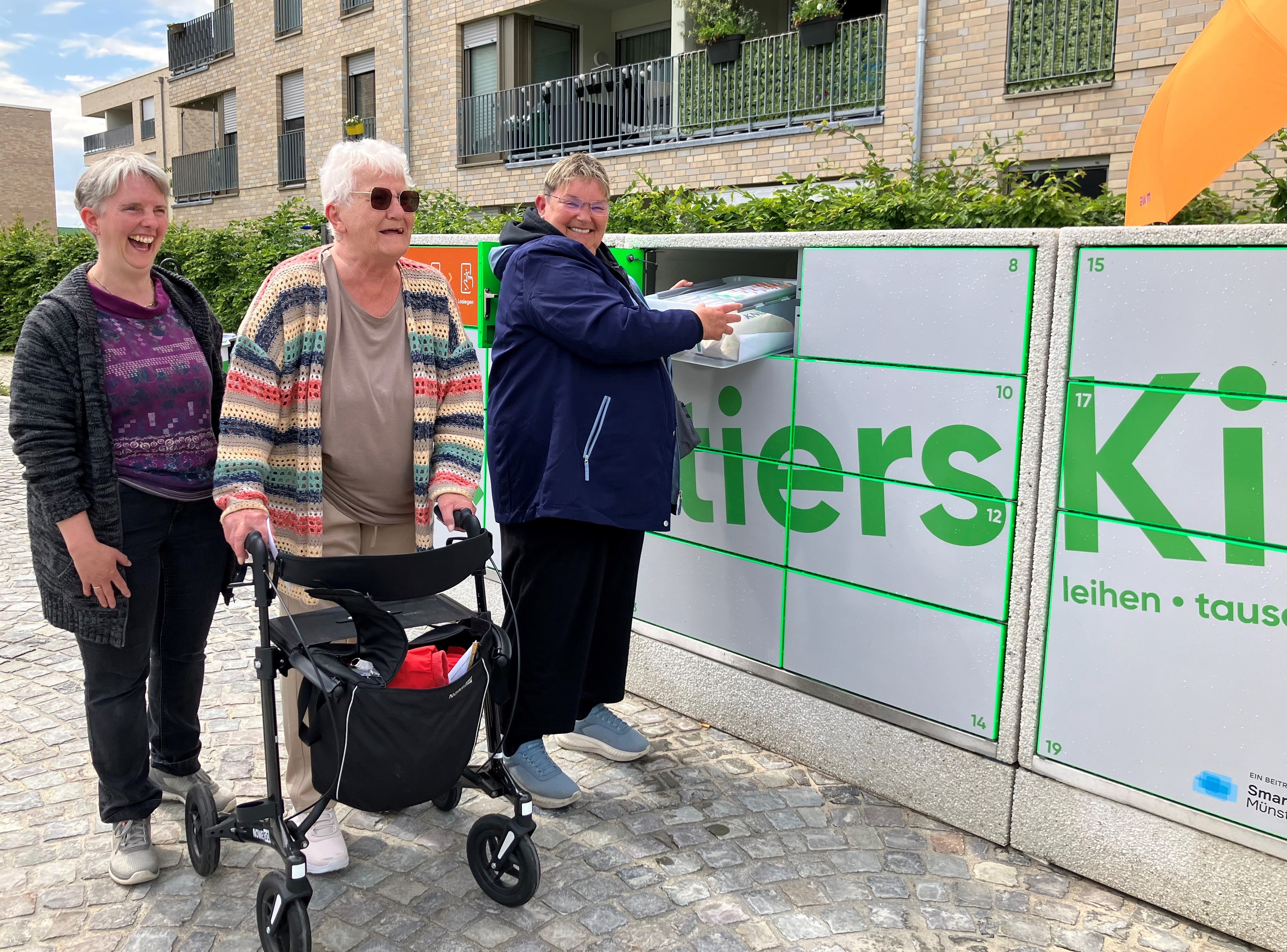 hme eineAnwohnerinnen bei der Entnas Leihartikels aus der Quartierskiste Oxford.