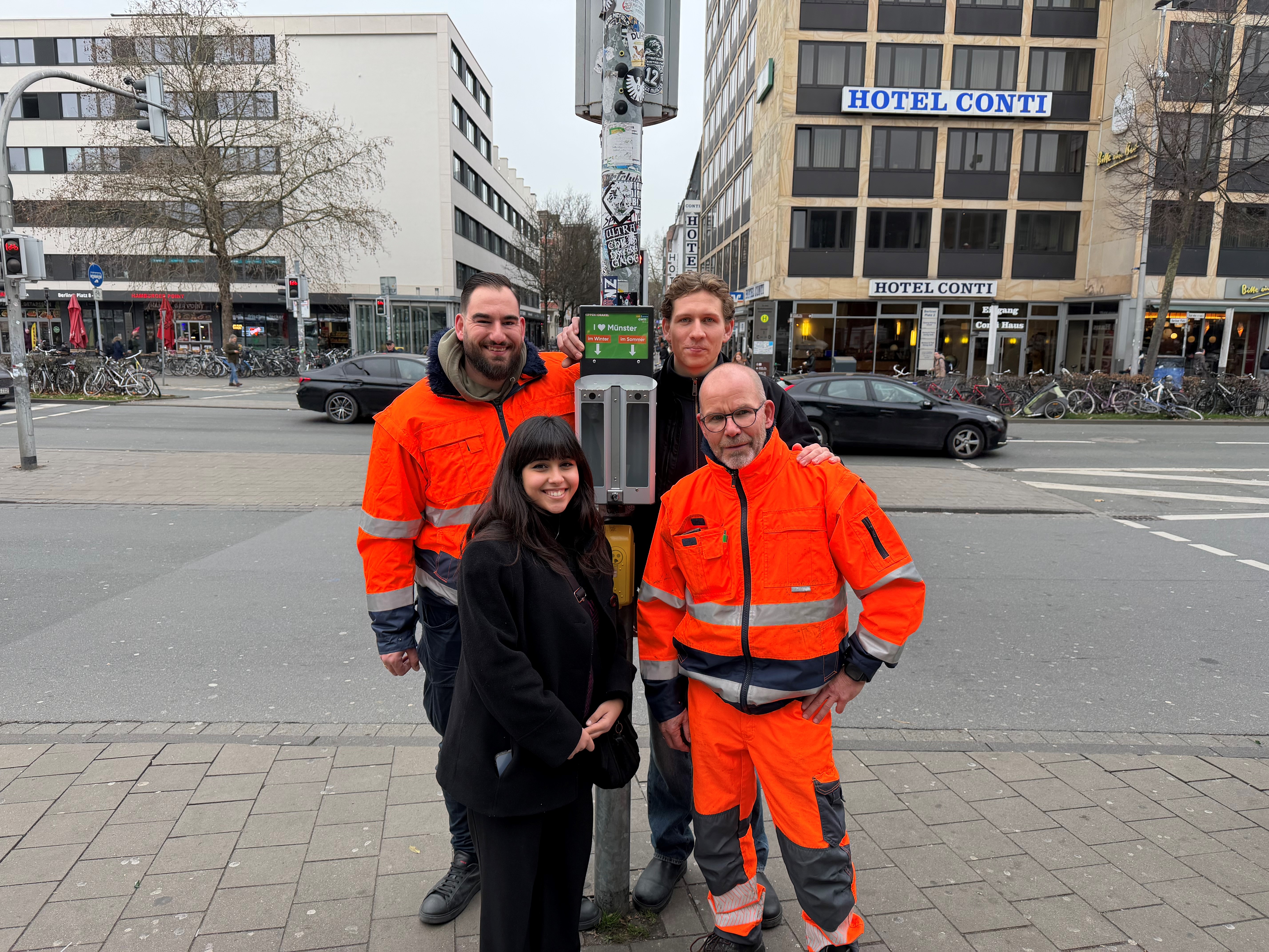 Studierende und awm Mitarbeitende vor dem Kippen-Orakel am Bahnhof