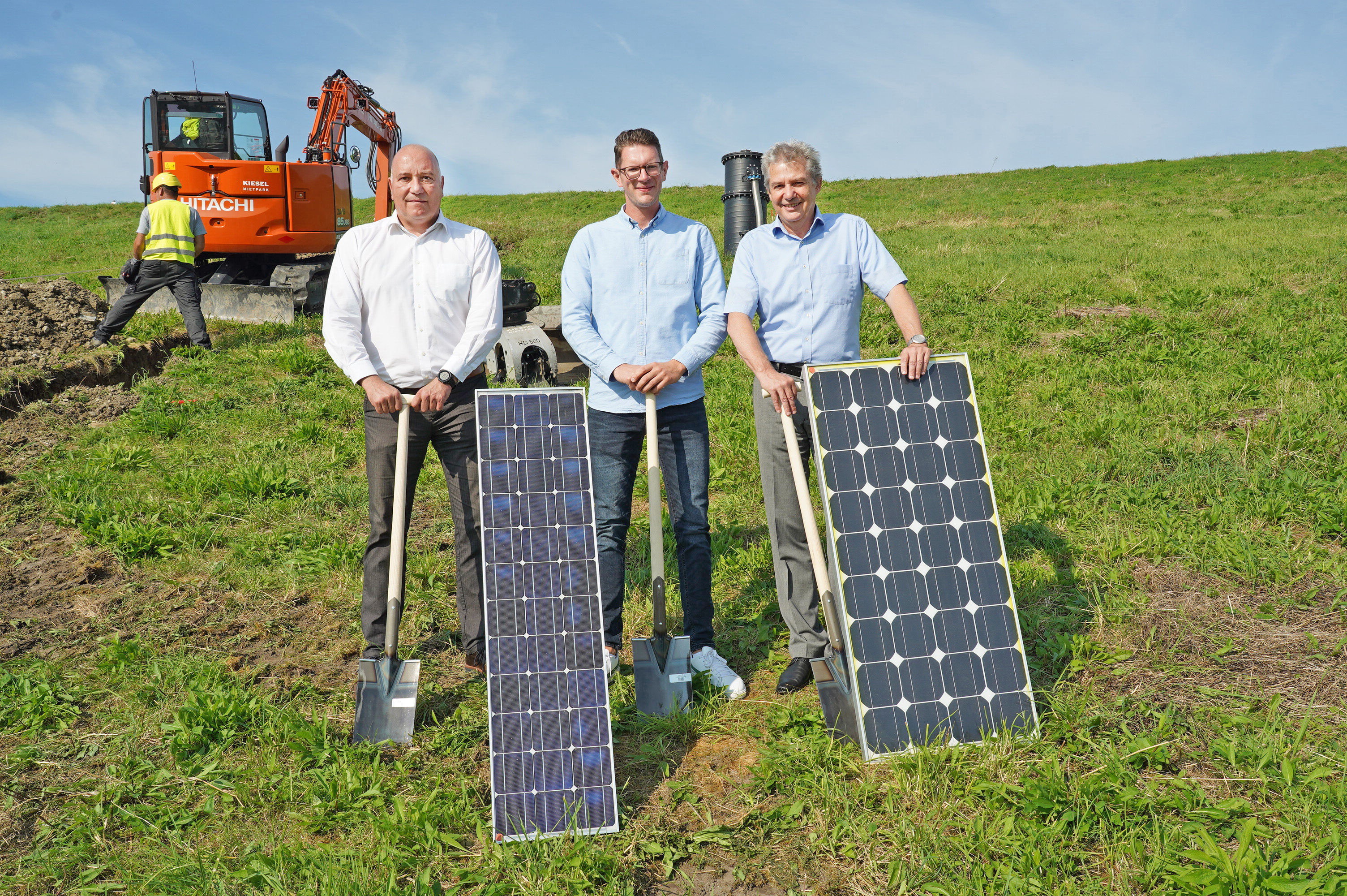 Arno Minas (v.l.n.r.), Nachhaltigkeitsdezernent der Stadt Münster, Maximilian Wolf, Abteilungsleiter Erneuerbare Energien bei den Stadtwerken Münster, und awm-Betriebsleiter Christian Wedding setzten auf der Zentraldeponie den ersten Spatenstich für die Erweiterung der Photovoltaikanlage.