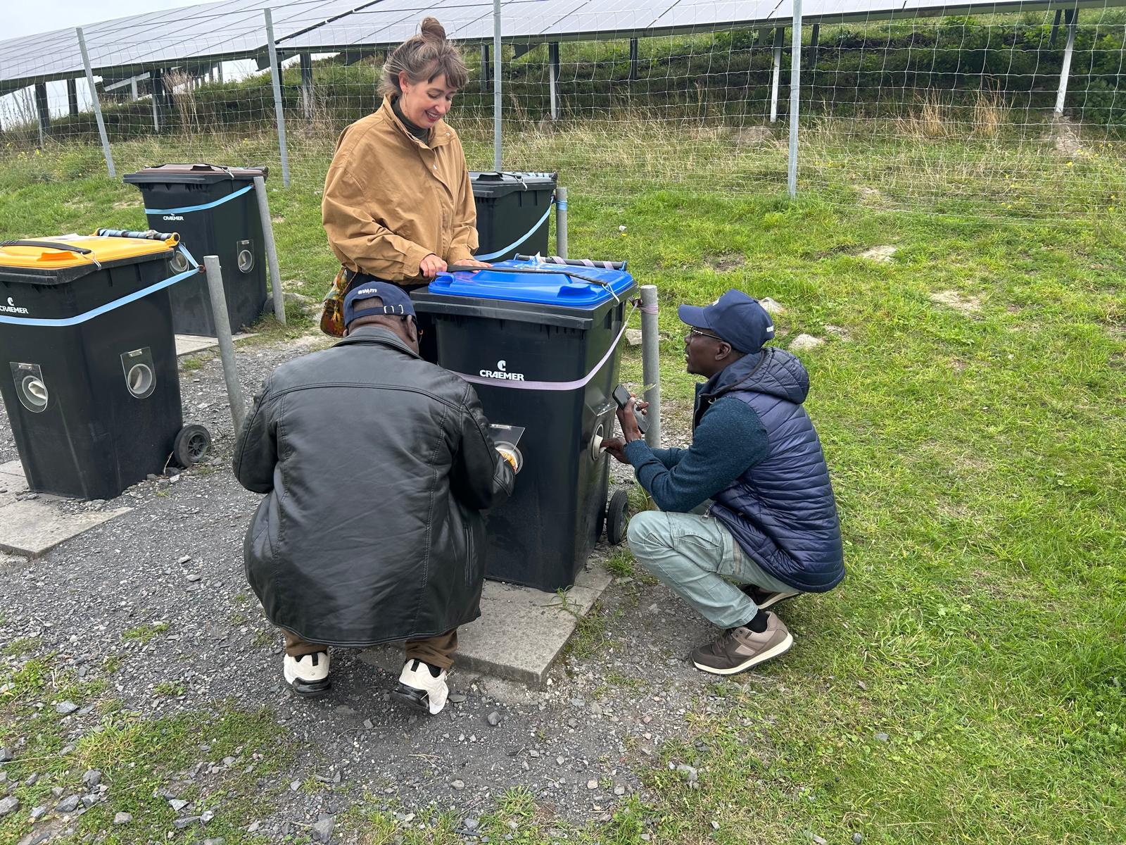 Projekpartner besichtigen den Deponie-Erlebnispfad der awm