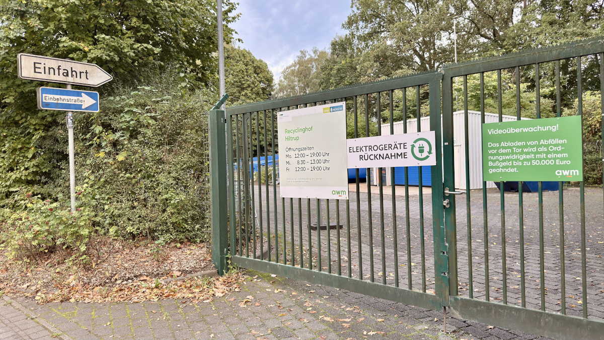 Das Eingangstor zum Recyclinghof in Hiltrup mit diversen Hinweisschildern zu Öffnungszeiten etc.