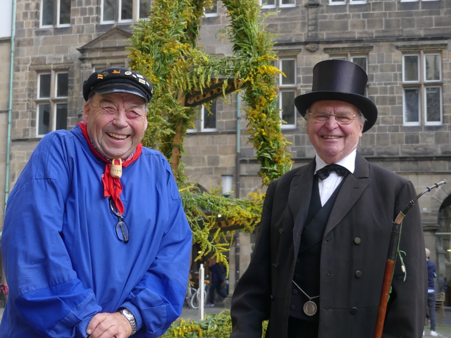 (v.l.) Gerd Tewes und Gerhard Schneider in historischer Kleidung